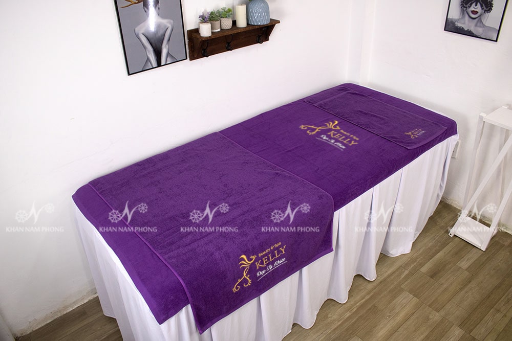 Bộ Khăn Trải Giường Spa Màu Tím 100% Cotton Thêu Logo Bộ Khăn Trải Giường Spa Màu Tím 100% Cotton Thêu Logo
