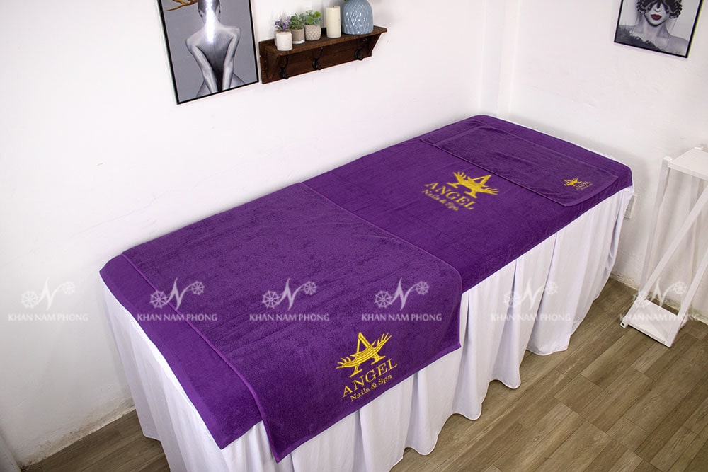 Bộ Khăn Trải Giường Spa Màu Tím 100% Cotton Thêu Logo Bộ Khăn Trải Giường Spa Màu Tím 100% Cotton Thêu Logo