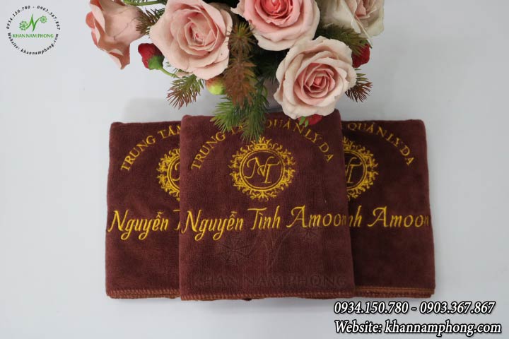 Khăn Quấn Đầu Spa Microfiber Màu Nâu Socola Thêu Logo - Kt 35X75Cm Khăn Quấn Đầu Spa Microfiber Màu Nâu Socola Thêu Logo - KT 35x75cm