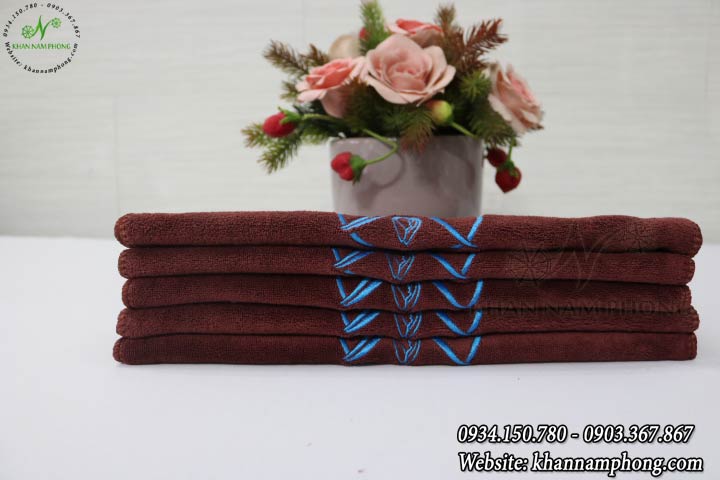Khăn Quấn Đầu Spa Microfiber Màu Nâu Socola Thêu Logo - Kt 35X75Cm Khăn Quấn Đầu Spa Microfiber Màu Nâu Socola Thêu Logo - KT 35x75cm