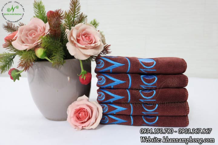 Khăn Quấn Đầu Spa Microfiber Màu Nâu Socola Thêu Logo - Kt 35X75Cm Khăn Quấn Đầu Spa Microfiber Màu Nâu Socola Thêu Logo - KT 35x75cm