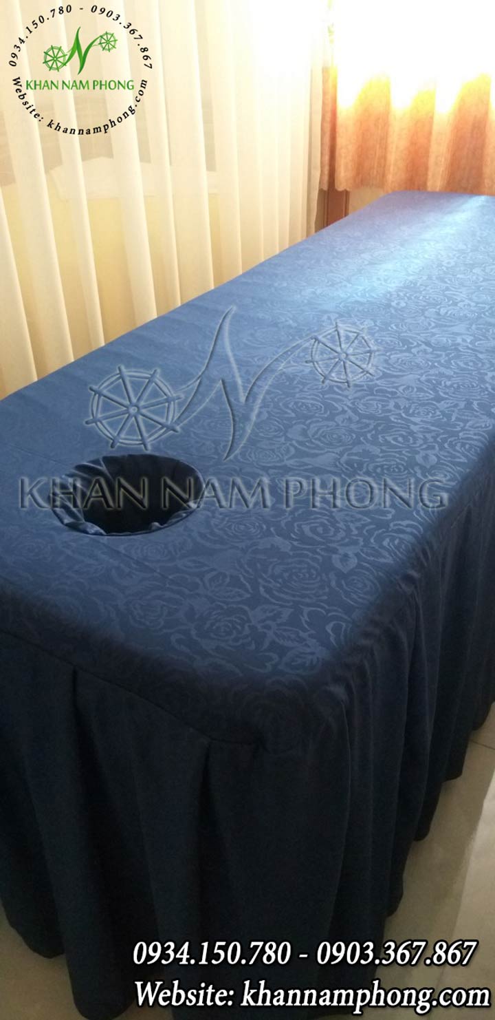Ga Trải Giường Spa Bằng Thun Gấm Màu Xanh Navy Kèm Gối Có Khoét Lỗ Ga trải giường spa cao cấp màu xanh navy mang lại trải nghiệm thư giãn tuyệt vời cho khách hàng.