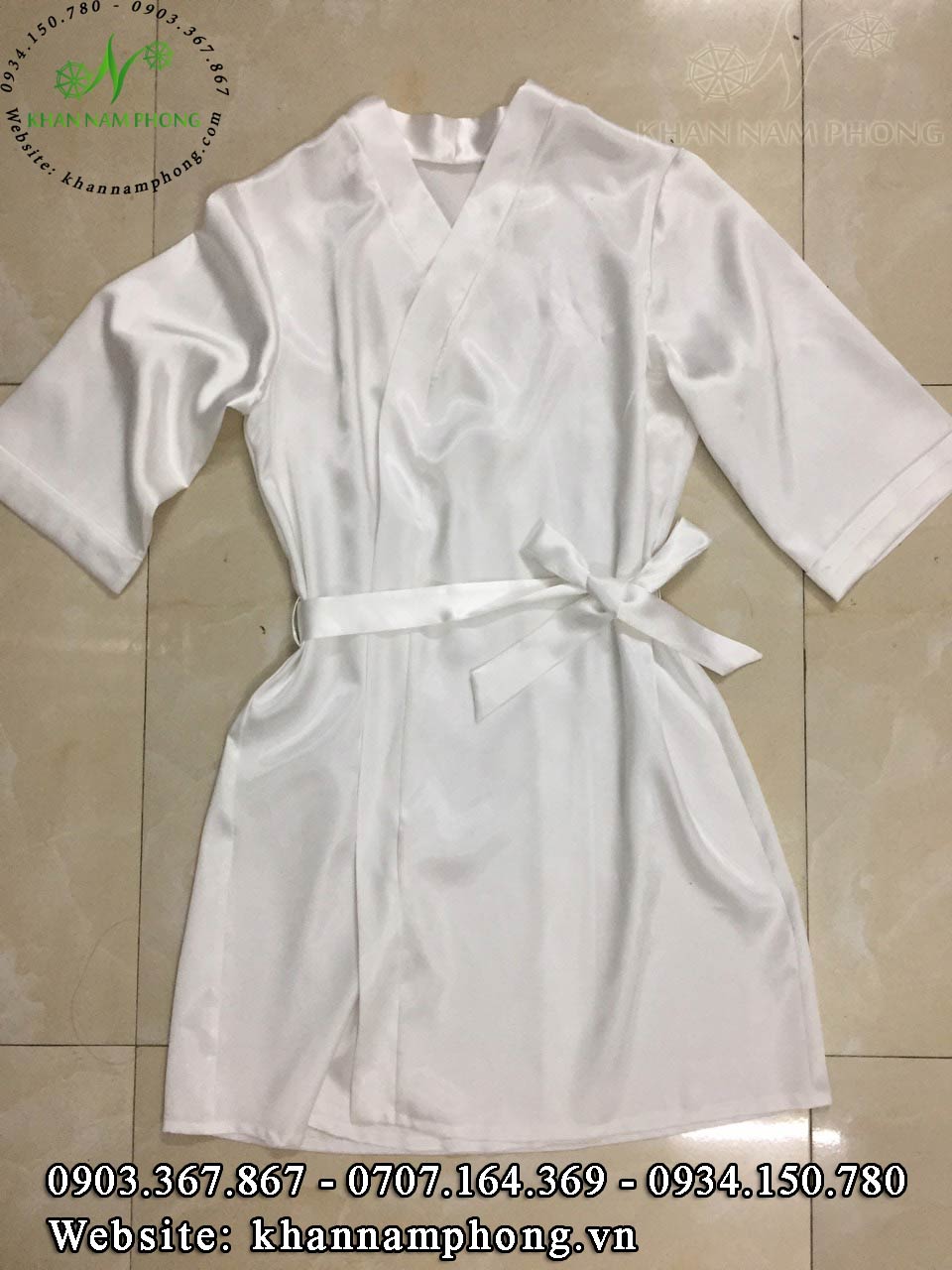 Áo Choàng Spa Lụa Phi Bóng Màu Trắng Freesize Thêu Logo Theo Yêu Cầu Áo choàng tắm màu trắng lụa phi bóng