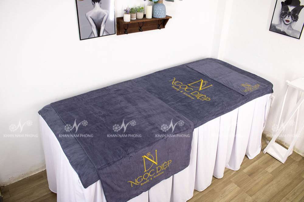 Bộ Khăn Trải Giường Spa Màu Xám Thêu Logo Ngọc Diệp ( Màu Xám) Bộ Khăn Trải Giường Spa Màu Xám Thêu Logo Ngọc Diệp ( Màu Xám)