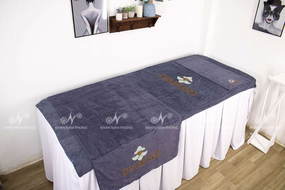 Bộ Khăn Trải Giường Spa Màu Xám Thêu Logo Diamond ( Màu Xám) Bộ Khăn Trải Giường Spa Màu Xám Thêu Logo Diamond ( Màu Xám)