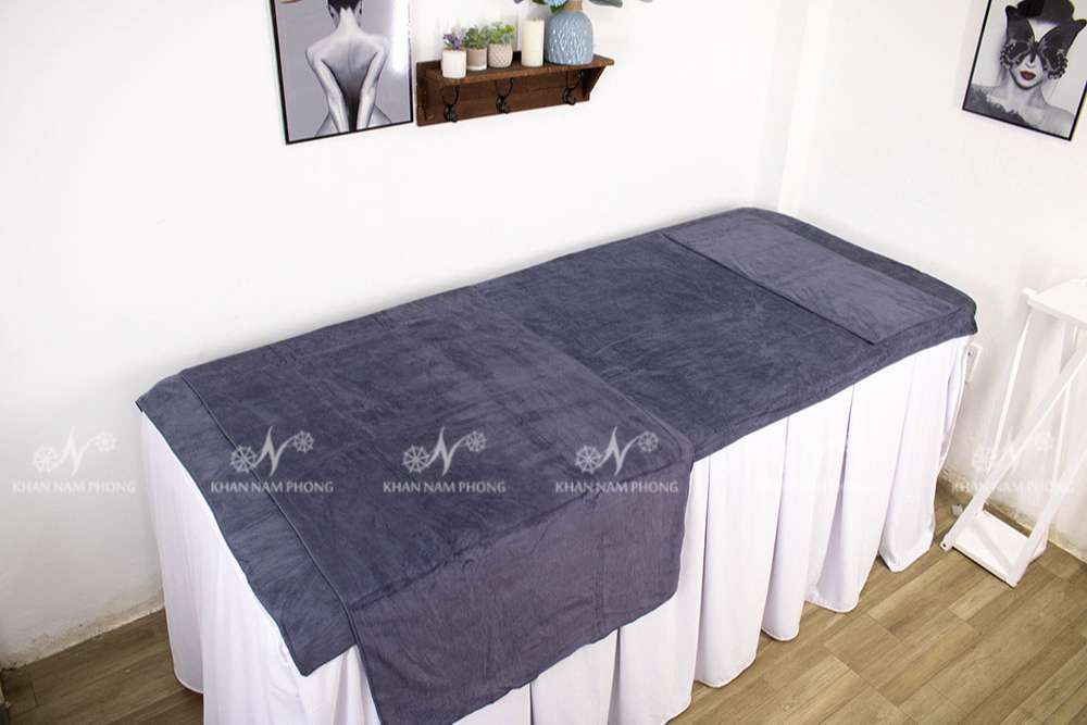 Bộ Khăn Trải Giường Spa Màu Xám Thêu Logo (Microfiber) Bộ Khăn Trải Giường Spa Màu Xám Thêu Logo (Microfiber)