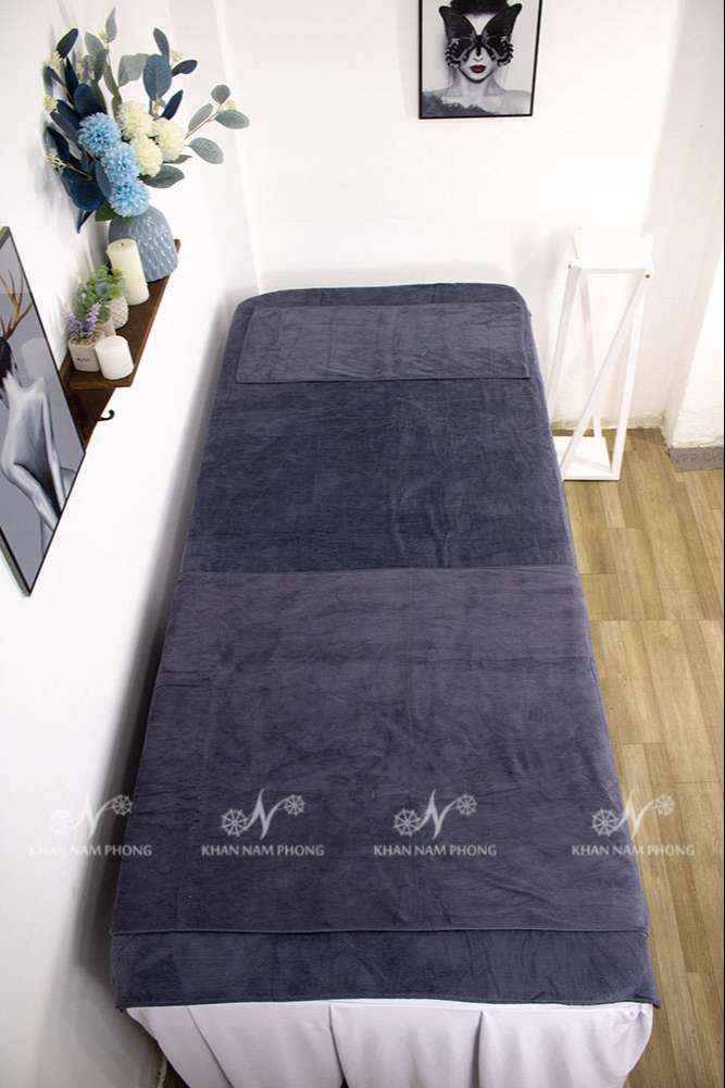 Bộ Khăn Trải Giường Spa Màu Xám Thêu Logo (Microfiber) Bộ Khăn Trải Giường Spa Màu Xám Thêu Logo (Microfiber)