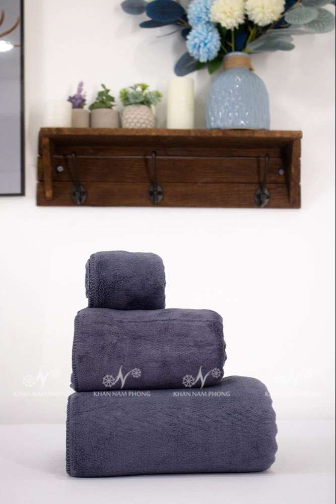 Bộ Khăn Trải Giường Spa Màu Xám Thêu Logo (Microfiber) Bộ Khăn Trải Giường Spa Màu Xám Thêu Logo (Microfiber)