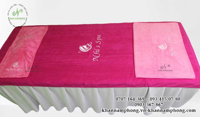 Bộ Khăn Trải Giường Spa Cotton Màu Hồng Thêu Logo Mẫu khăn trải giường Nhi's Spa (Hồng - Microfiber Cotton)