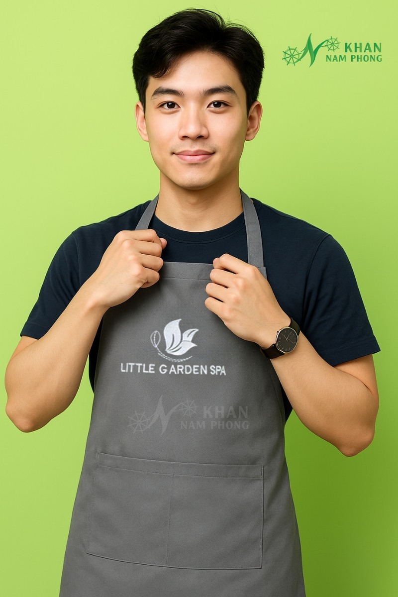 Tạp Dề Làm Nail, Làm Tóc Thêu Logo Cotton Lạnh, Đứng Form, Không Xù Lông Tạp Dề Làm Nail, Làm Tóc Thêu Logo Cotton Lạnh, Đứng Form, Không Xù Lông