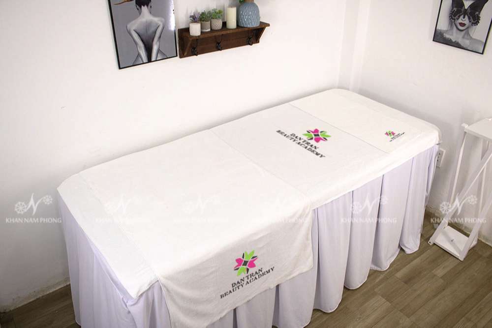 Hình Ảnh Ktg – Microfiber Dan Tran Beauty Acadrmy (Trắng) Bộ Khăn Trải Giường Spa Microfiber Màu Trắng Thêu Logo