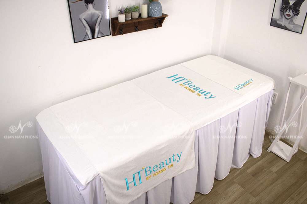 Hình Ảnh Ktg – Microfiber Ht Beauty By Hoang Thi (Trắng) Bộ Khăn Trải Giường Spa Microfiber Màu Trắng Thêu Logo