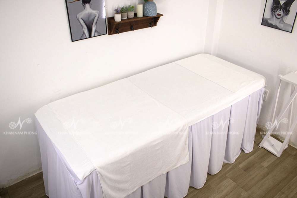 Bộ Khăn Trải Giường Spa Microfiber Màu Trắng Thêu Logo Bộ Khăn Trải Giường Spa Microfiber Màu Trắng Thêu Logo