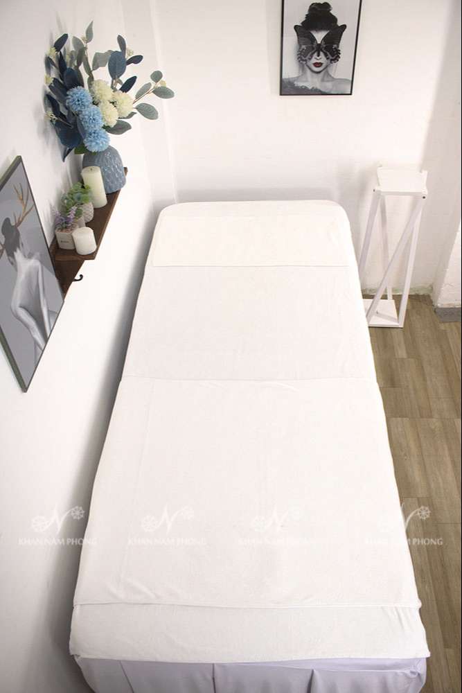 Bộ Khăn Trải Giường Spa Microfiber Màu Trắng Thêu Logo Bộ Khăn Trải Giường Spa Microfiber Màu Trắng Thêu Logo