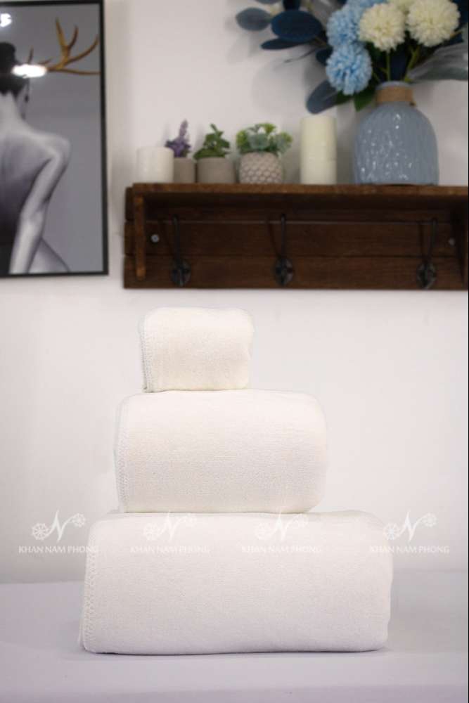 Bộ Khăn Trải Giường Spa Microfiber Màu Trắng Thêu Logo Bộ Khăn Trải Giường Spa Microfiber Màu Trắng Thêu Logo