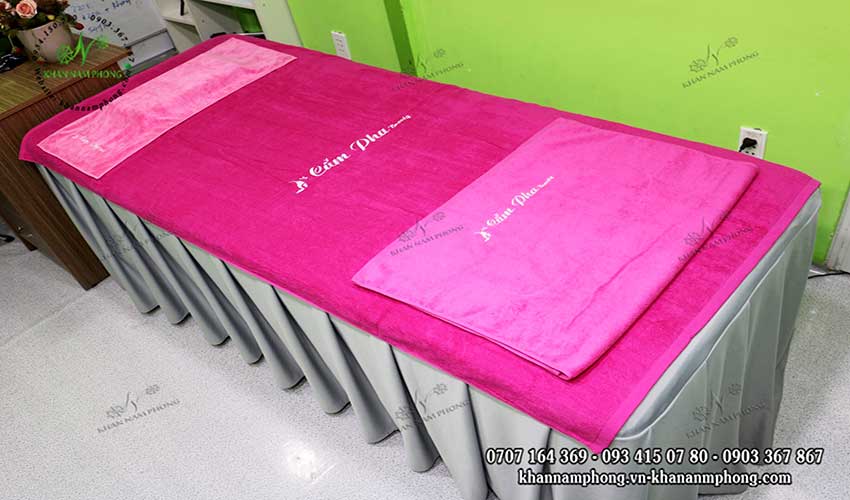 Bộ Khăn Trải Giường Spa Microfiber Màu Hồng Thêu Logo Mẫu khăn trải giường Cẩm Pha Spa (Hồng - Microfiber)