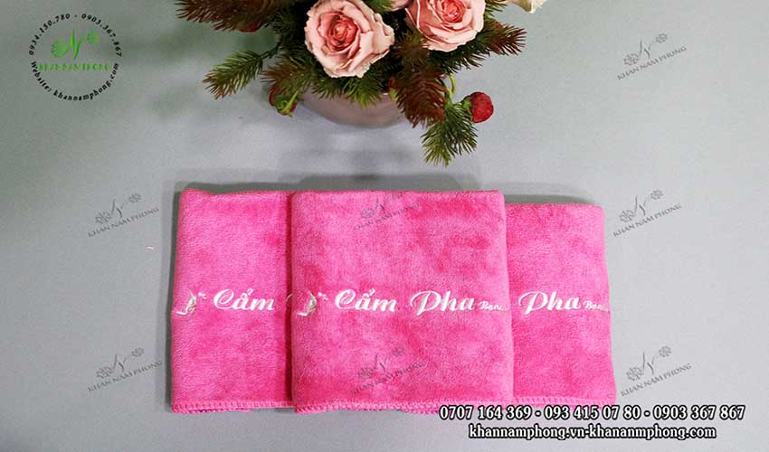 Bộ Khăn Trải Giường Spa Microfiber Màu Hồng Thêu Logo Mẫu khăn trải giường Cẩm Pha Spa (Hồng - Microfiber)