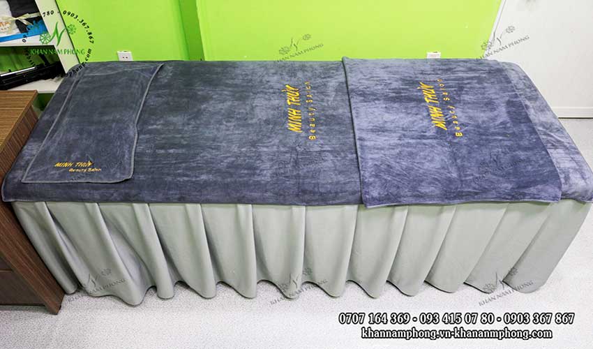 Bộ Khăn Trải Giường Spa Màu Xám Thêu Logo Beauty Salon Bộ Khăn Trải Giường Spa Màu Xám Thêu Logo Beauty Salon