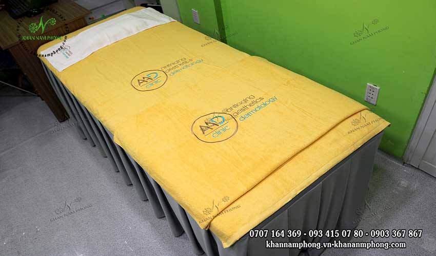 Bộ 3 Khăn Trải Giường Spa Màu Vàng Cotton 90X190Cm Thêu Logo Mẫu khăn trải giường AAD Clinic (Vàng & amp;Trắng - Cotton)