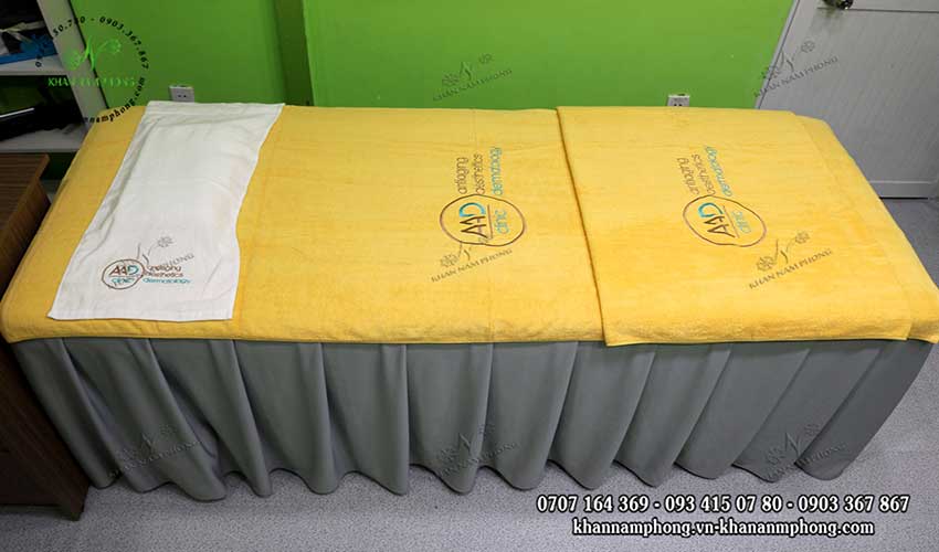 Bộ 3 Khăn Trải Giường Spa Màu Vàng Cotton 90X190Cm Thêu Logo Mẫu khăn trải giường AAD Clinic (Vàng & amp;Trắng - Cotton)