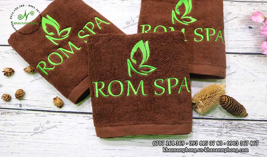 Khăn Lau Tay Spa Màu Nâu Thêu Logo Rom Spa Khăn Lau Tay Spa Màu Nâu Thêu Logo ROM SPA