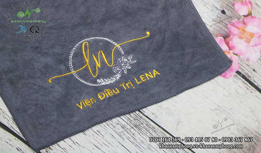 Khăn Quấn Tóc Spa Microfiber Màu Xám Thêu Logo Kt - 35X75Cm Khăn Quấn Tóc Spa Microfiber Màu Xám Thêu Logo KT - 35x75cm
