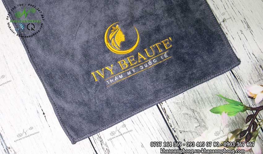 Khăn Quấn Tóc Spa Microfiber Màu Xám Thêu Logo Kt - 35X75Cm Khăn Quấn Tóc Spa Microfiber Màu Xám Thêu Logo KT - 35x75cm