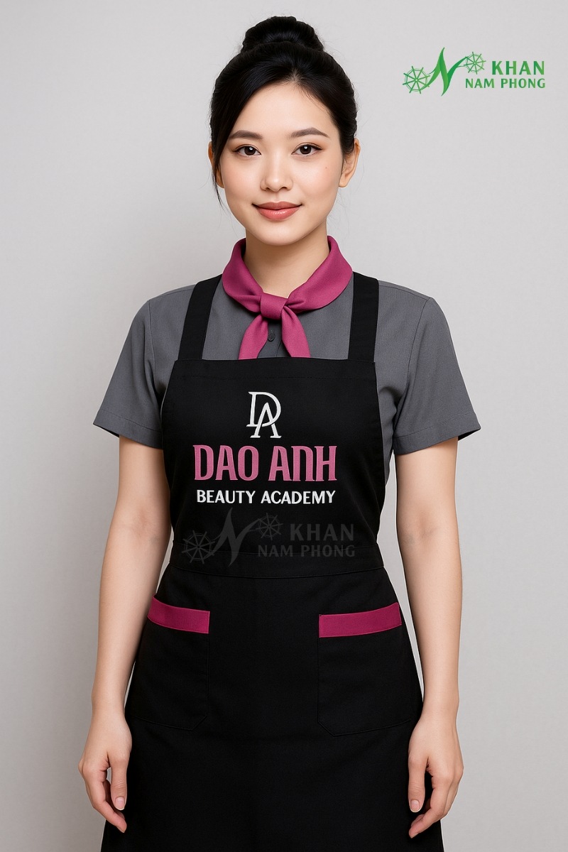 Tạp Dề Đào Tạo Thẩm Mỹ Màu Đen Phối Hồng Cotton Lạnh Cổ Vuông Freesize Thêu Logo Dao Anh Tạp Dề Đào Tạo Thẩm Mỹ Màu Đen Phối Hồng Cotton Lạnh Cổ Vuông Freesize Thêu Logo Dao Anh