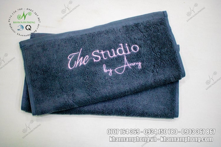 Khăn Spa, Khăn Làm Nails 100% Cotton Thêu LogoThe Studio By Anny 34*34cm Màu Xám Khăn Spa, Khăn Làm Nails 100% Cotton Thêu LogoThe Studio By Anny 34*34cm Màu Xám