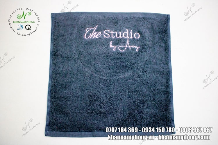 Khăn Spa, Khăn Tay Thêu Logo 100% Cotton Thêu Logo The Studio By Anny 34*34cm Màu Xám Khăn Spa, Khăn Tay Thêu Logo 100% Cotton Thêu Logo The Studio By Anny 34*34cm Màu Xám