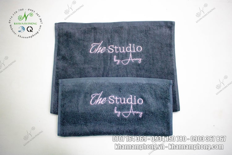 Combo Khăn Spa, Khăn Tay Thêu Logo 100% Cotton Thêu Logo The Studio By Anny 40*60cm Màu Xám Combo Khăn Spa, Khăn Tay Thêu Logo 100% Cotton Thêu Logo The Studio By Anny 40*60cm Màu Xám