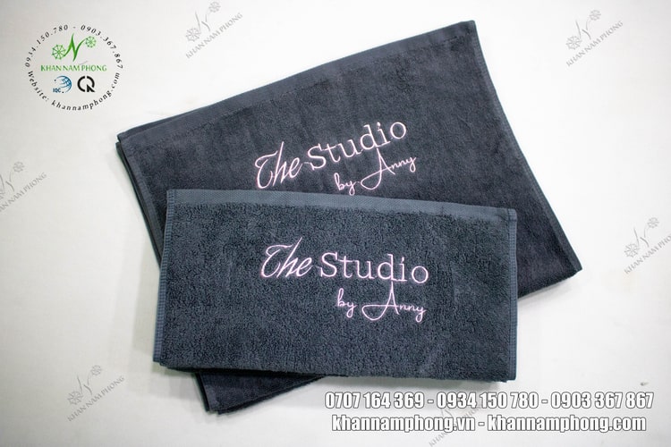 Combo Khăn Spa, Khăn Tay Thêu Logo 100% Cotton Thêu Logo The Studio By Anny 40*60cm Màu Xám Combo Khăn Spa, Khăn Tay Thêu Logo 100% Cotton Thêu Logo The Studio By Anny 40*60cm Màu Xám
