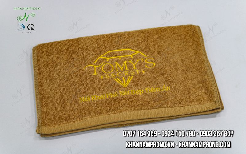 Khăn Làm Nail 100% Cotton Màu Vàng Nhạt Thêu Logo Tomy's Secret – Kt 34X80Cm Khăn Làm Nail 100% Cotton Màu Vàng Nhạt Thêu Logo TOMY'S SECRET – KT 34x80cm