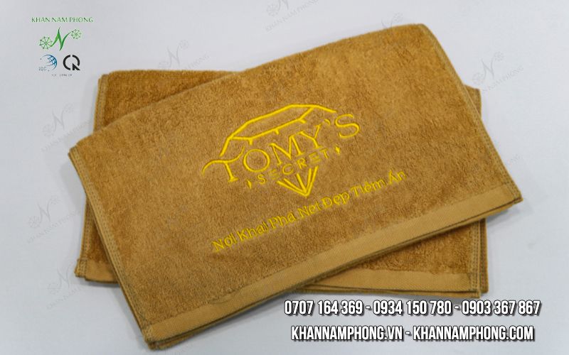 Khăn Làm Nail 100% Cotton Màu Vàng Nhạt Thêu Logo Tomy's Secret – Kt 34X80Cm Khăn Làm Nail 100% Cotton Màu Vàng Nhạt Thêu Logo TOMY'S SECRET – KT 34x80cm