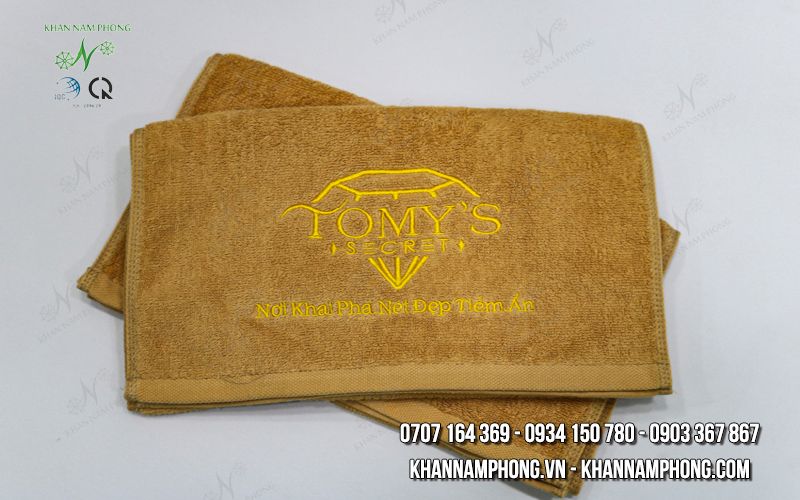 Khăn Làm Nail 100% Cotton Màu Vàng Nhạt Thêu Logo Tomy's Secret – Kt 34X80Cm Khăn Làm Nail 100% Cotton Màu Vàng Nhạt Thêu Logo TOMY'S SECRET – KT 34x80cm
