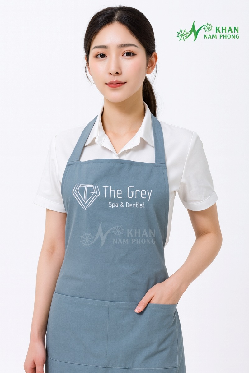 Tạp Dề Làm Nail, Làm Tóc Thêu Logo Cotton Lạnh, Đứng Form, Không Xù Lông Tạp Dề Làm Nail, Làm Tóc Thêu Logo Cotton Lạnh, Đứng Form, Không Xù Lông
