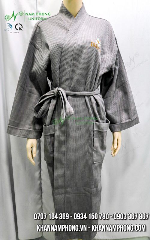 Áo Choàng Tắm Resort, Khách Sạn Màu Xám Cotton Tổ Ong Freesize Thêu Logo DIAMOND RESORT Áo Choàng Tắm Resort, Khách Sạn Màu Xám Cotton Tổ Ong Freesize Thêu Logo DIAMOND RESORT