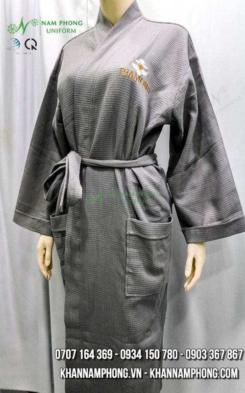 Áo Choàng Tắm Resort, Khách Sạn Màu Xám Cotton Tổ Ong Freesize Thêu Logo DIAMOND RESORT Áo Choàng Tắm Resort, Khách Sạn Màu Xám Cotton Tổ Ong Freesize Thêu Logo DIAMOND RESORT
