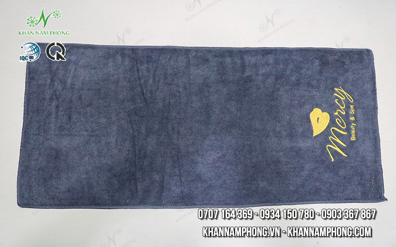 Khăn Spa Màu Xám Ghi 40X80Cm Microfiber Thêu Logo Mercy Beauty &Amp; Spa Khăn Spa Màu Xám Ghi 40x80cm Microfiber Thêu Logo MERCY Beauty & Spa