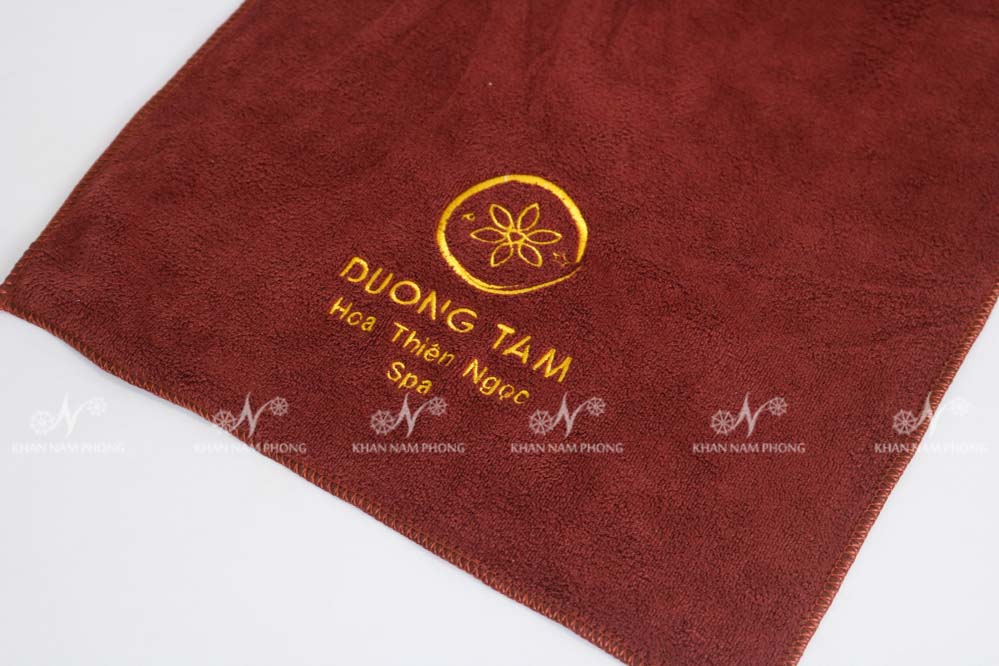 Khăn Quấn Đầu Spa Microfiber Màu Nâu Socola Thêu Logo - Kt 35X75Cm Khăn Quấn Đầu Spa Microfiber Màu Nâu Socola Thêu Logo - KT 35x75cm
