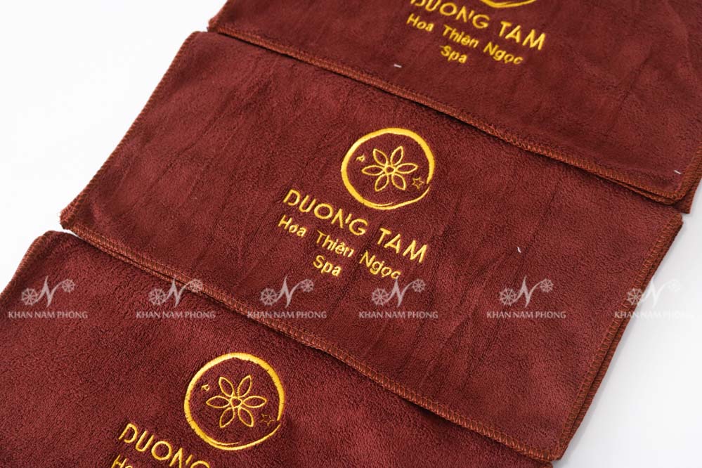 Khăn Quấn Đầu Spa Microfiber Màu Nâu Socola Thêu Logo - Kt 35X75Cm Khăn Quấn Đầu Spa Microfiber Màu Nâu Socola Thêu Logo - KT 35x75cm