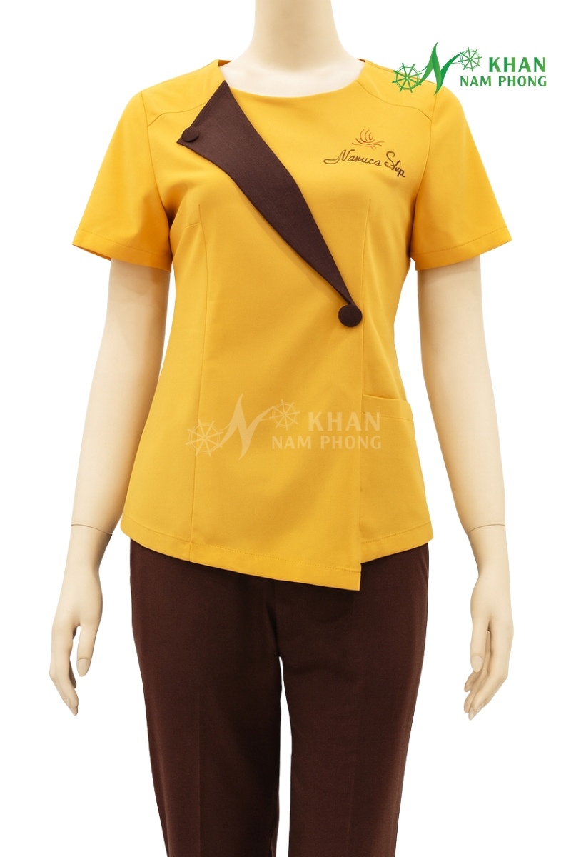 Quần Áo Đồng Phục Spa Màu Vàng Chất Liệu Cotton Lạnh Thêu Logo Nanaco Spa Quần Áo Đồng Phục Spa Màu Vàng Chất Liệu Cotton Lạnh Thêu Logo NANACO SPA