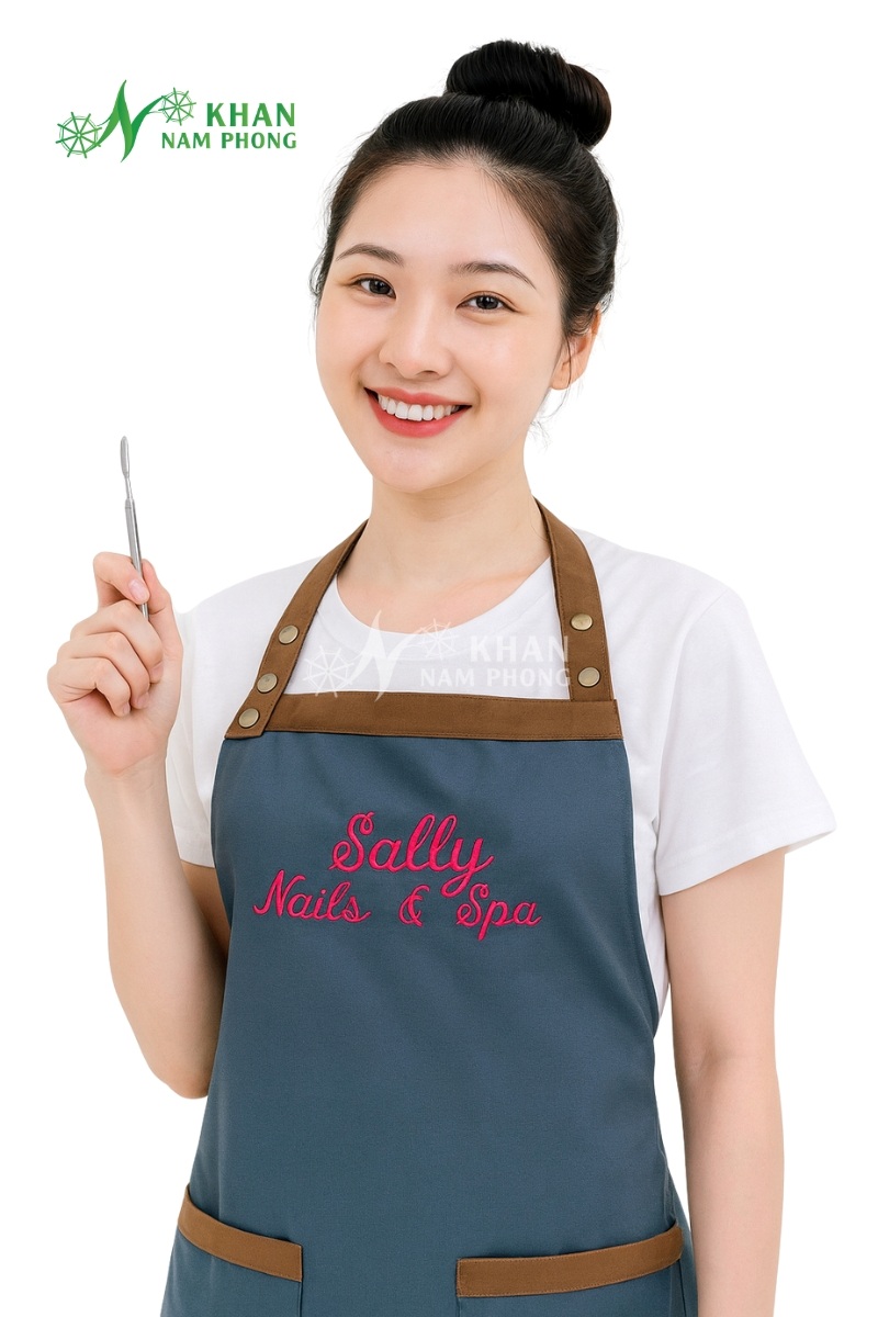 Tạp Dề Nails &Amp; Spa Màu Xanh Đen Phối Nâu Cotton Lạnh Cổ Vuông Freesize Thêu Logo Sally Tạp Dề Nails & Spa Màu Xanh Đen Phối Nâu Cotton Lạnh Cổ Vuông Freesize Thêu Logo Sally