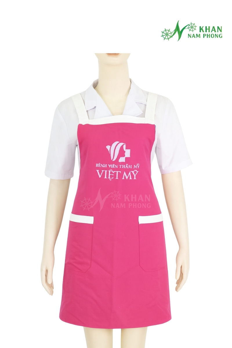 Tạp Dề Thẩm Mỹ Màu Hồng Phối Trắng Cotton Lạnh Dáng Suông Freesize Thêu Logo Việt Mỹ Tạp Dề Thẩm Mỹ Màu Hồng Phối Trắng Cotton Lạnh Dáng Suông Freesize Thêu Logo Việt Mỹ