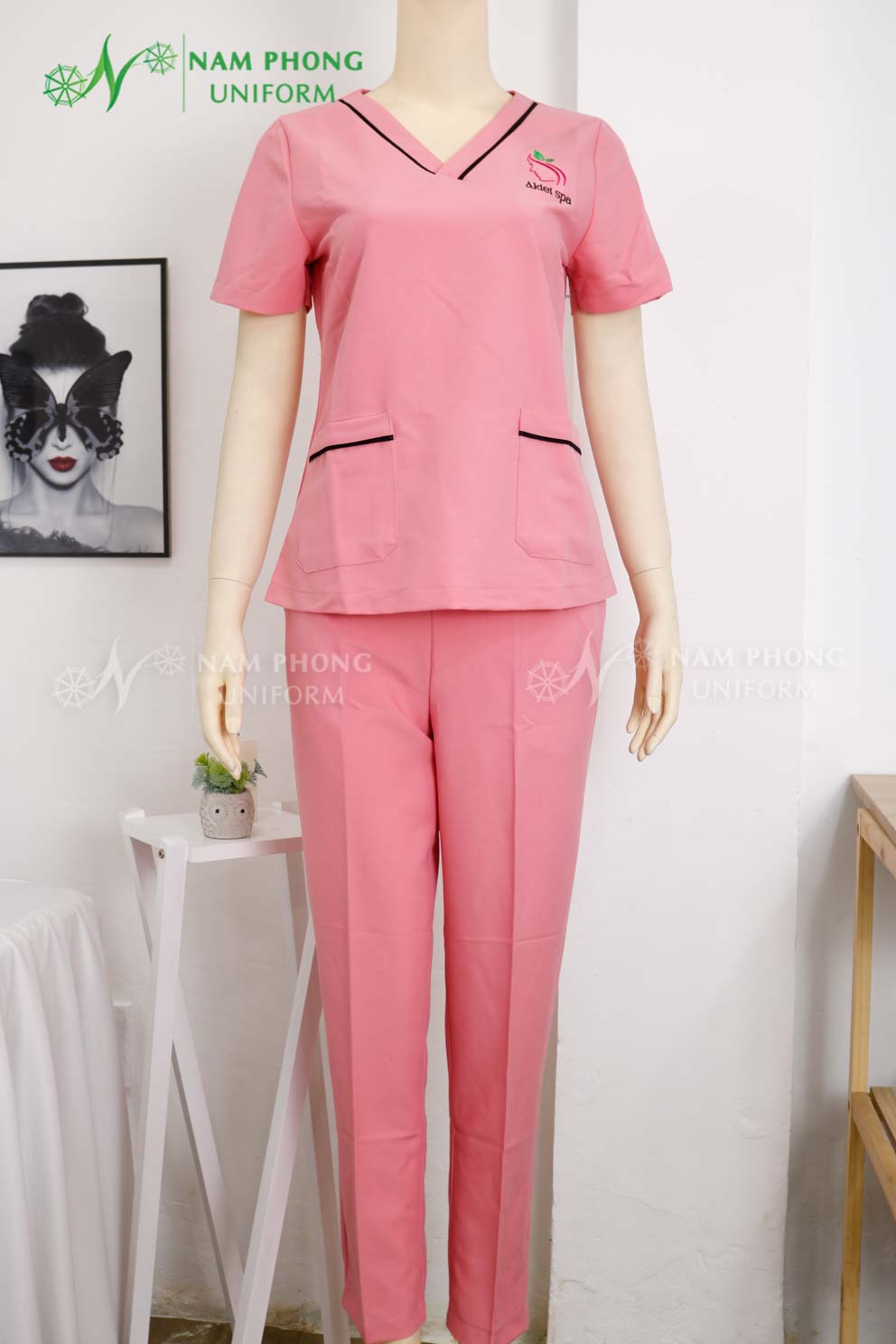 Quần Áo Đồng Phục Spa Màu Hồng Chất Liệu Cotton Lạnh Thêu Logo Akiet Spa Quần Áo Đồng Phục Spa Màu Hồng Chất Liệu Cotton Lạnh Thêu Logo Akiet Spa