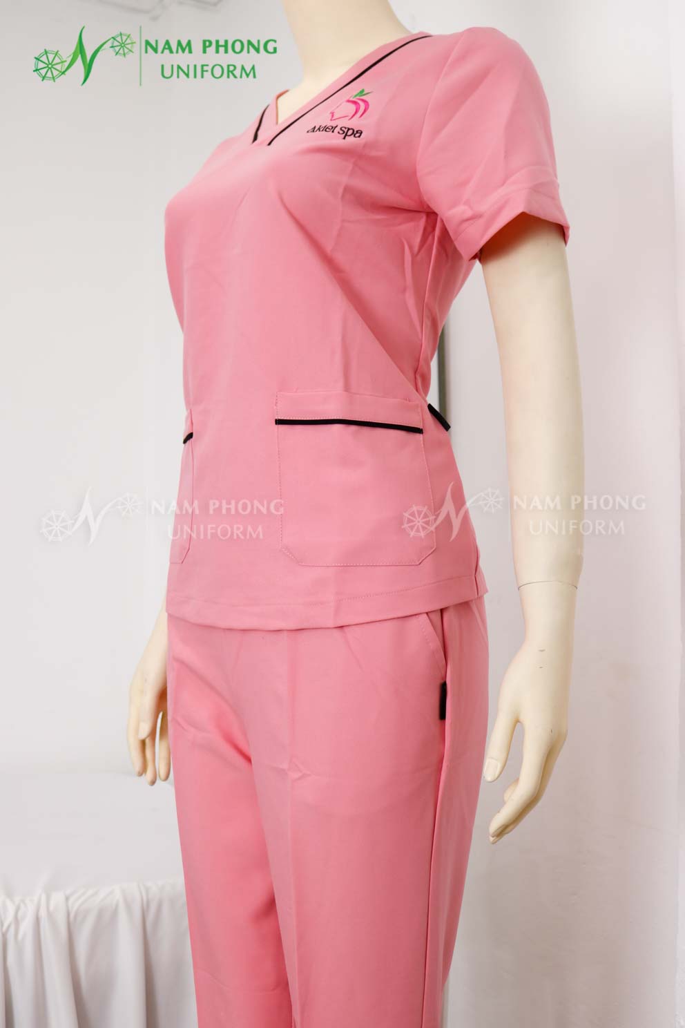Quần Áo Đồng Phục Spa Màu Hồng Chất Liệu Cotton Lạnh Thêu Logo Akiet Spa Quần Áo Đồng Phục Spa Màu Hồng Chất Liệu Cotton Lạnh Thêu Logo Akiet Spa