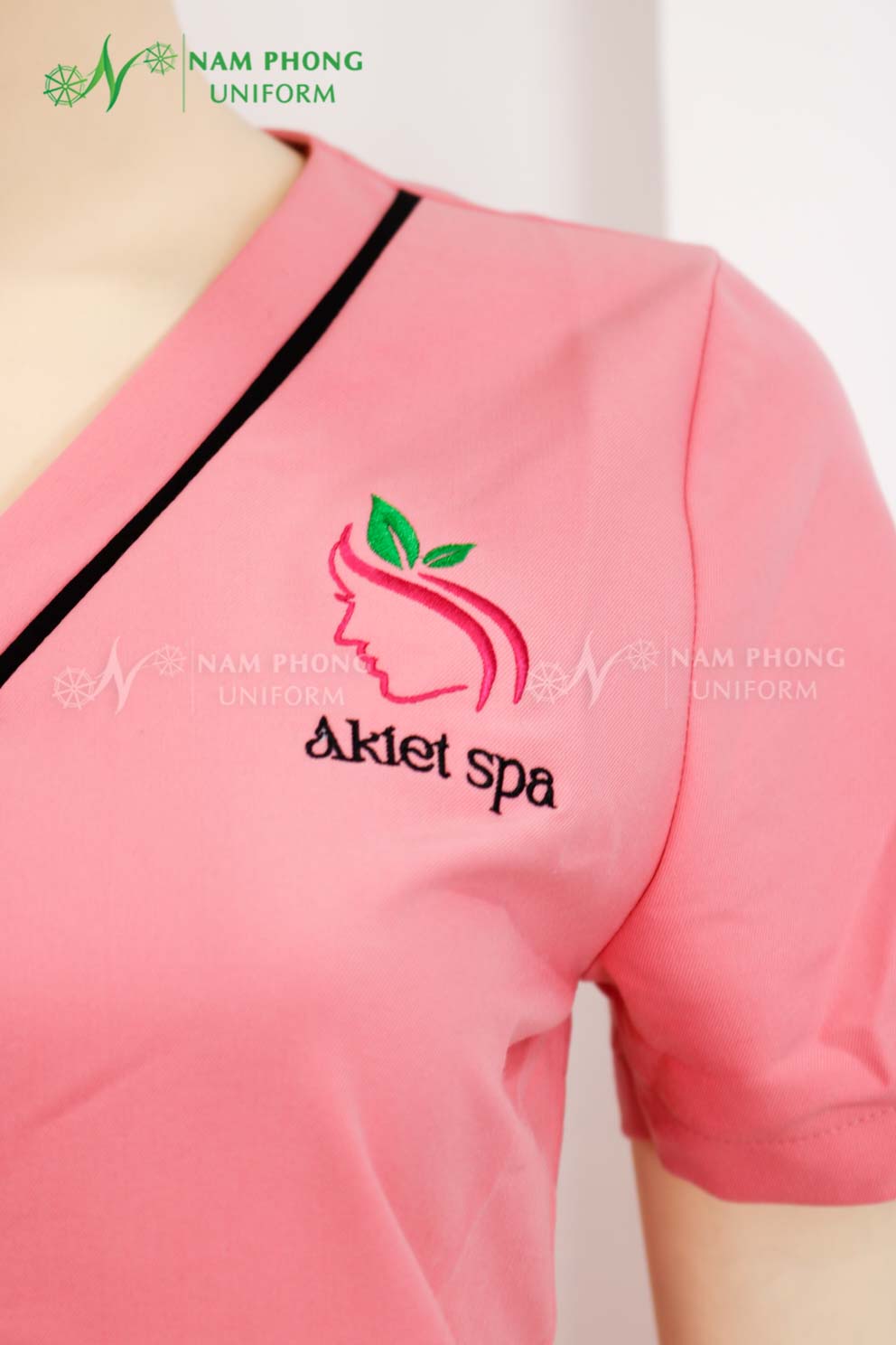 Quần Áo Đồng Phục Spa Màu Hồng Chất Liệu Cotton Lạnh Thêu Logo Akiet Spa Quần Áo Đồng Phục Spa Màu Hồng Chất Liệu Cotton Lạnh Thêu Logo Akiet Spa