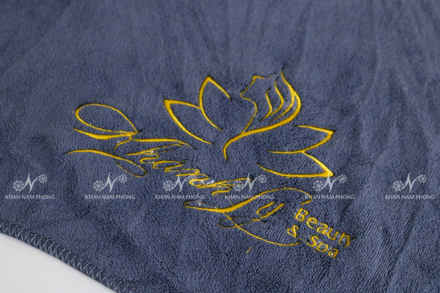 Khăn Massage Mặt Microfiber 34X80Cm Màu Xám Thêu Logo Khánh Ly Beauty &Amp; Spa Khăn Massage Mặt Microfiber 34x80cm Màu Xám Thêu Logo Khánh Ly Beauty & Spa