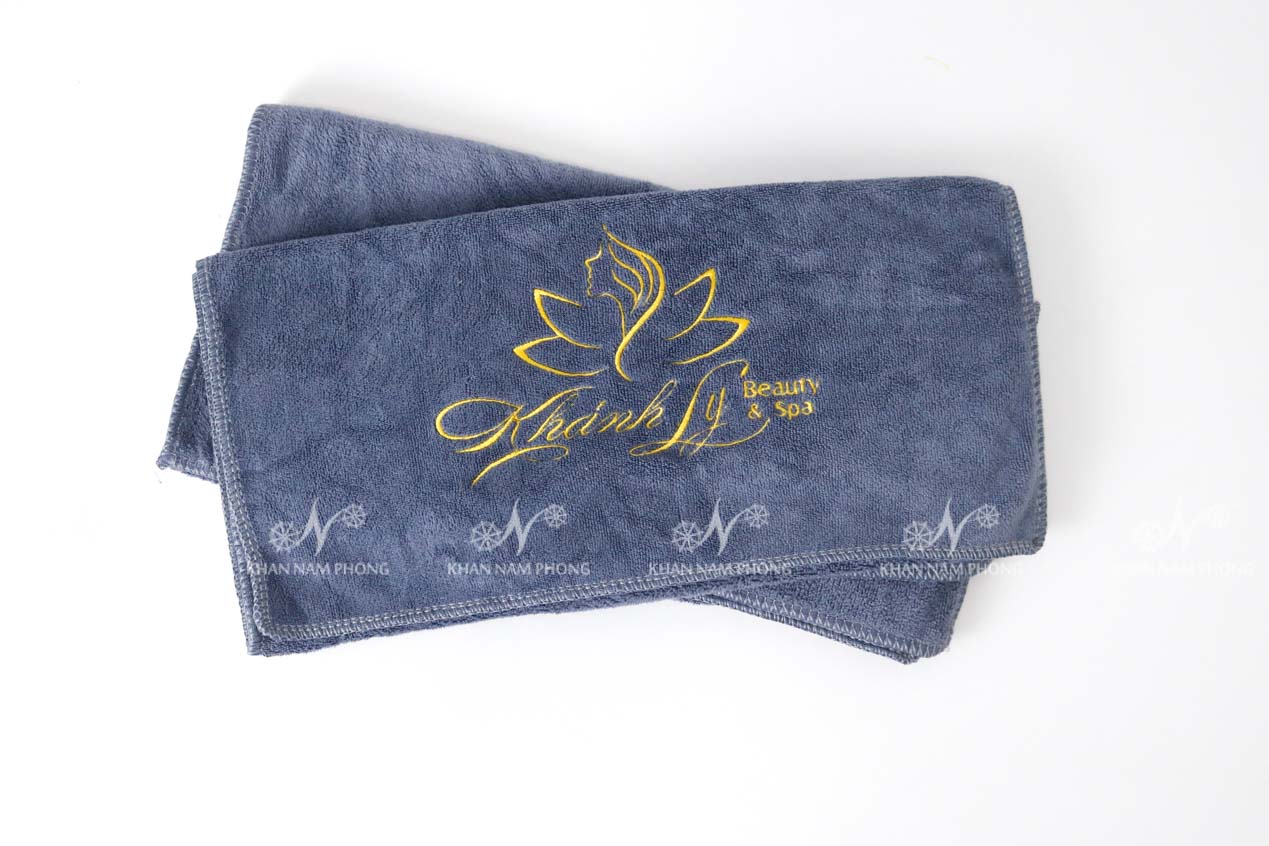 Khăn Massage Mặt Microfiber 34X80Cm Màu Xám Thêu Logo Khánh Ly Beauty &Amp; Spa Khăn Massage Mặt Microfiber 34x80cm Màu Xám Thêu Logo Khánh Ly Beauty & Spa