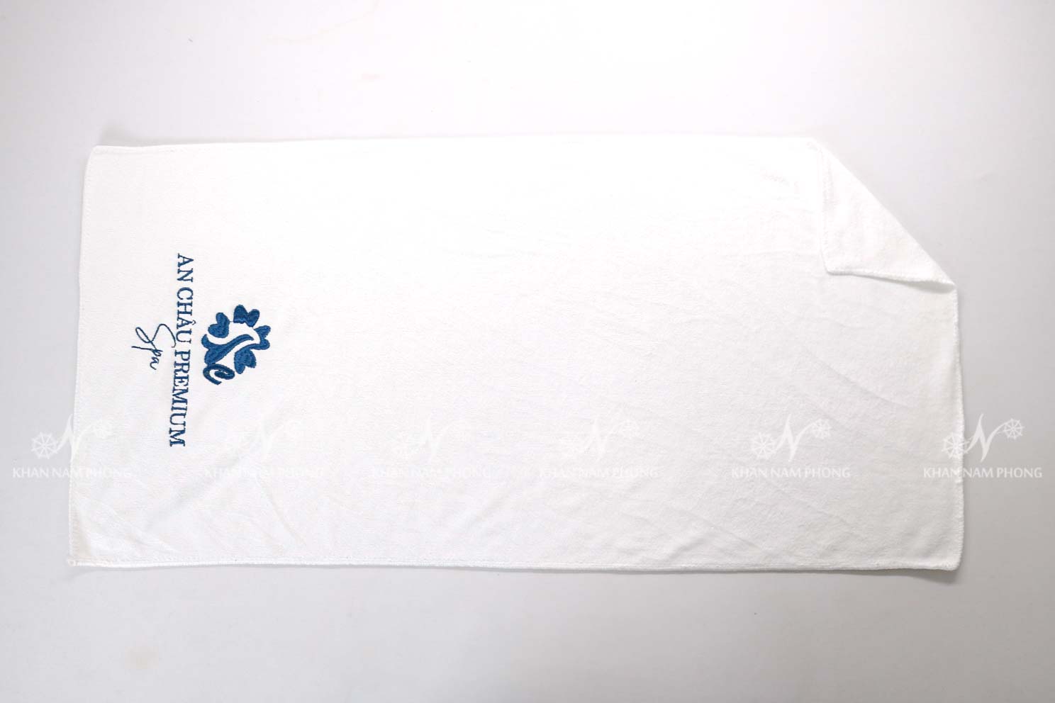 Khăn Spa, Khăn Gội Đầu Spa 100% Microfiber 34X80Cm Thêu Logo Màu Trắng Khăn Spa, Khăn Gội Đầu Spa 100% Microfiber 34x80cm Thêu Logo Màu Trắng